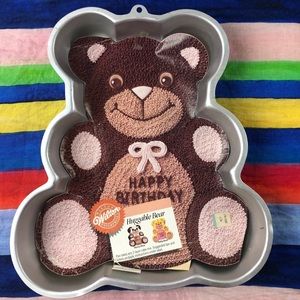1982 Huggable Bear Wilton Metal Cake Pan Vintage